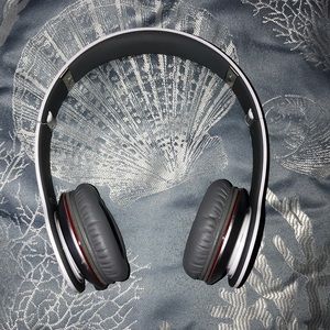 white beat headphones